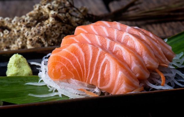 Sashimi de salmón cortado al estilo japonés.