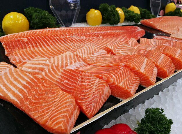 Sashimi De Salmón Crudo Con Filetes De Pescado Fresco