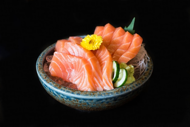 Sashimi de salmón crudo en plato estilo japonés