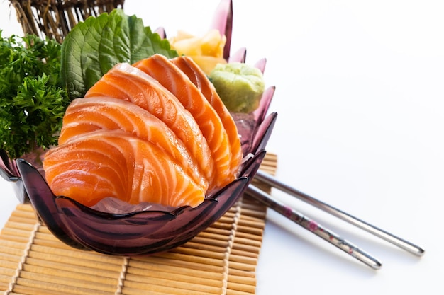 Foto sashimi de salmón fresco comida japonesa en la mesa del restaurante aislado sobre un fondo blanco