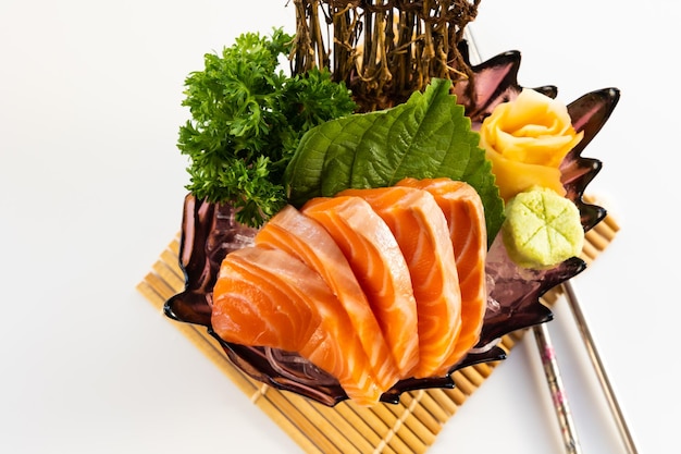 Sashimi de salmón fresco comida japonesa en la mesa del restaurante aislado sobre un fondo blanco