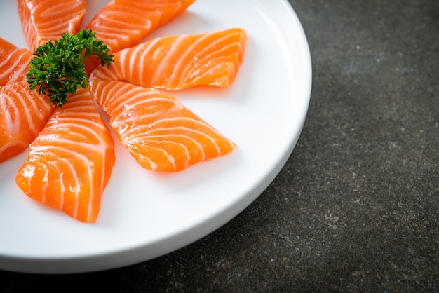 Sashimi de salmón fresco crudo - estilo de comida japonesa