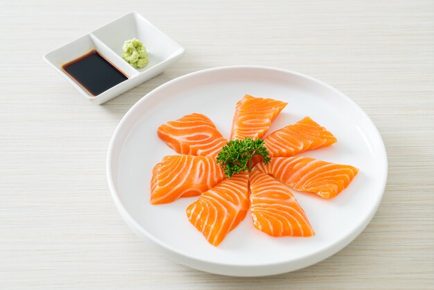 Sashimi de salmón fresco crudo - estilo de comida japonesa