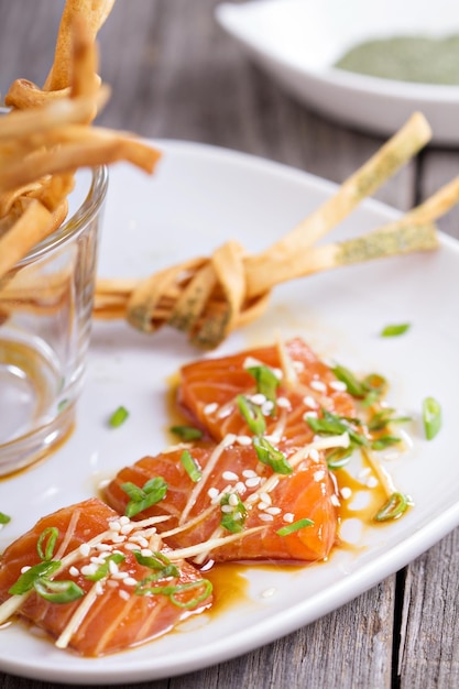 Sashimi de salmón con jengibre y sésamo