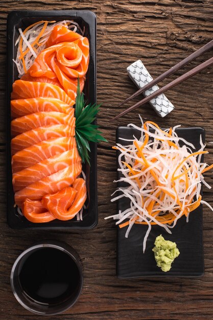 Sashimi de salmón en la mesa de madera