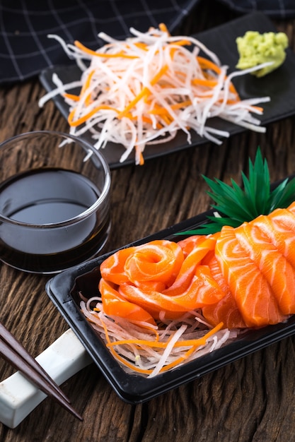 Sashimi de salmón en la mesa de madera