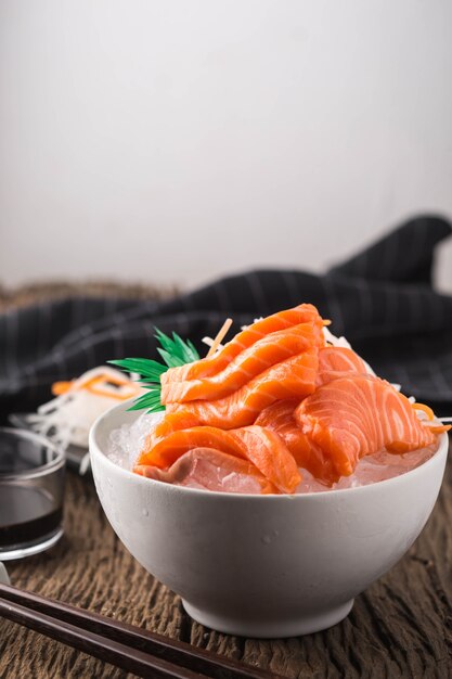 Sashimi de salmón en la mesa de madera