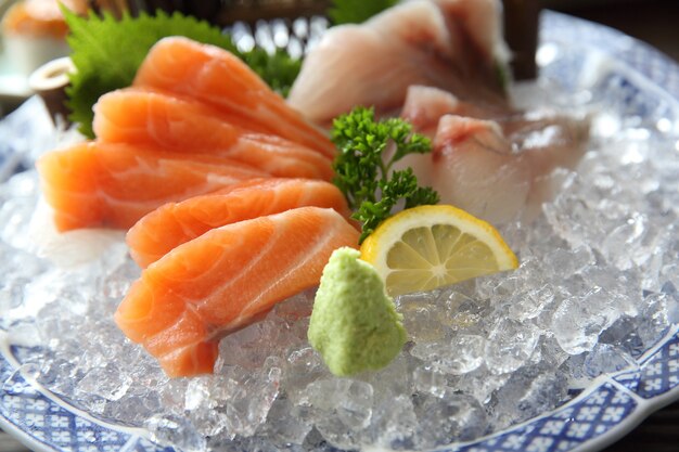 Sashimi de salmón y pargo rojo comida japonesa