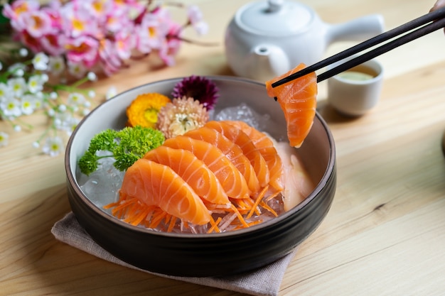 Sashimi de salmón rebanada fresca servir en hielo con té, estilo japonés