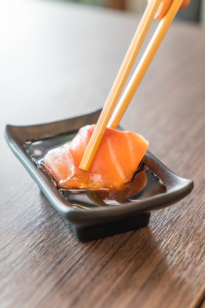 Sashimi De Salmón Con Salsa De Soja