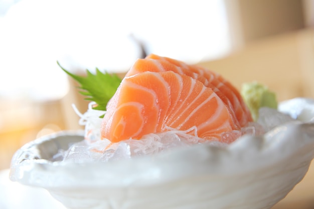 Sashimi de salmón sobre fondo de madera, comida japonesa
