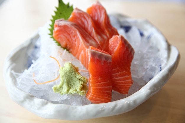 Sashimi de salmón sobre fondo de madera comida japonesa