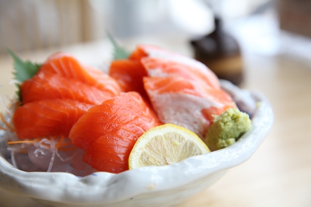 Sashimi de salmón sobre fondo de madera comida japonesa