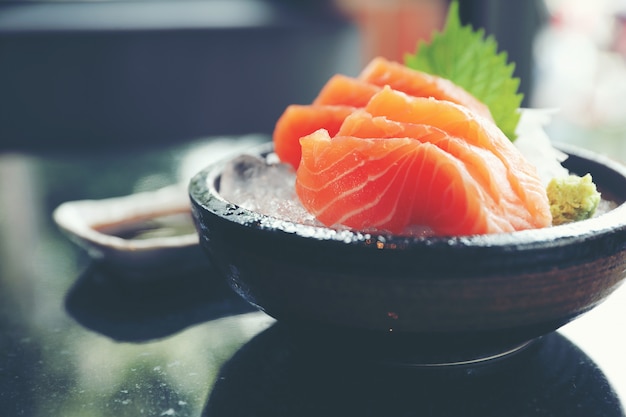 Sashimi de salmón sobre hielo Comida japonesa