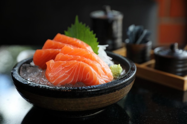 Sashimi de salmón sobre hielo comida japonesa