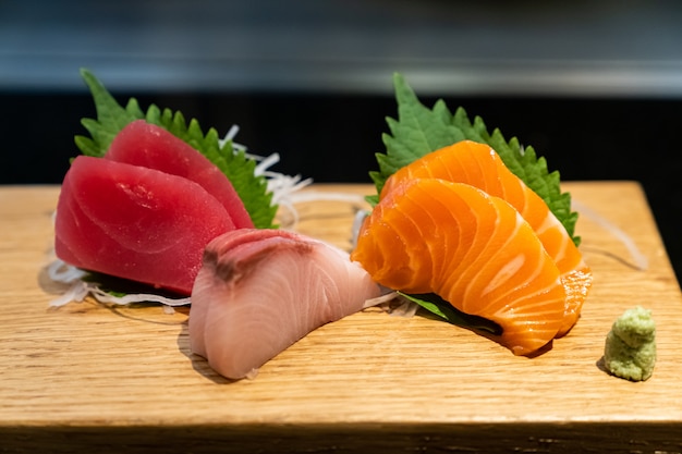 Sashimi sobre tabla de madera