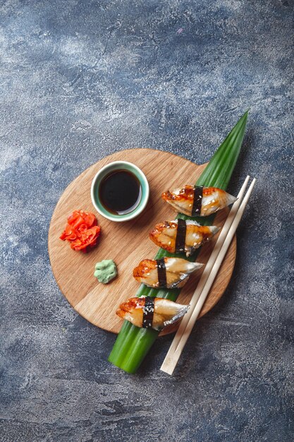 Sashimi sushi definido em tábua de madeira fundo de pedra vista superior