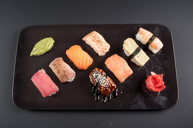 Sashimi-Sushi-Set auf schwarzem Hintergrund