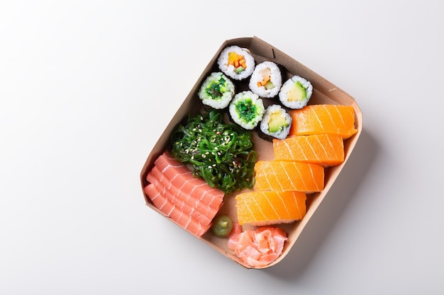 Sashimi de sushi vegano y rollos de maki con mariscos a base de plantas