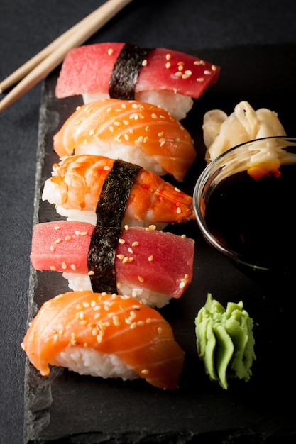 Sashimi und Sushi rollen auf einem Steinbrett