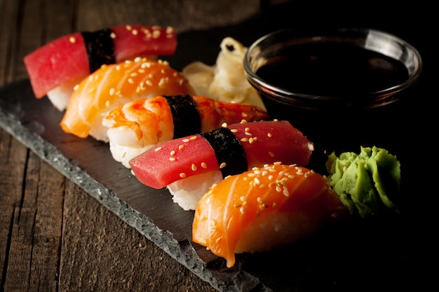 Sashimi und Sushi rollen auf einem Steinbrett