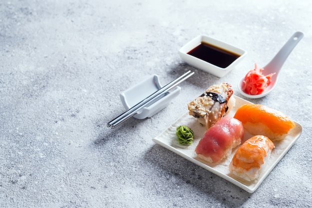 Sashimi, uramaki y nighiri con arroz, salmón o atún, camarones en piedra