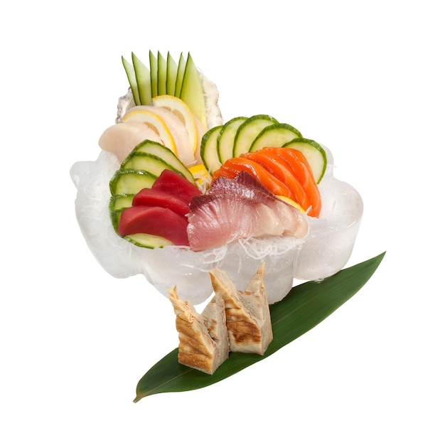 Foto sashimi con vieiras frescas crudas lubina atún salmón pepino fideos de arroz