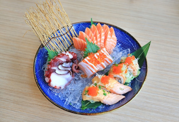 Sashimisatz gedient auf Eis gegen Holztisch. Japanisches Essen.