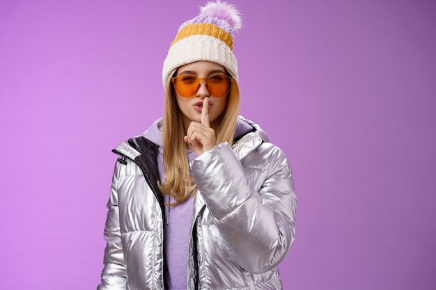 Sassy coqueta hermosa mujer disfrutando de las vacaciones snowy mountain resort use sombrero de invierno plateado elegante chaqueta gafas de sol