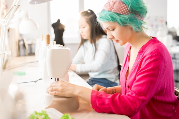 Sastre creativo femenino en el taller