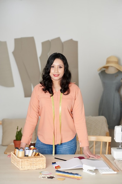 Sastre femenino en su mesa de trabajo