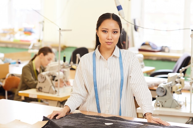 Foto sastre femenino en taller