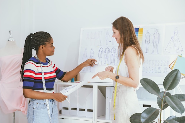 Sastre Modista Diseñador de ropa de moda profesional Trabajo en equipo Trabajando juntos en el Taller de estudio de ropa