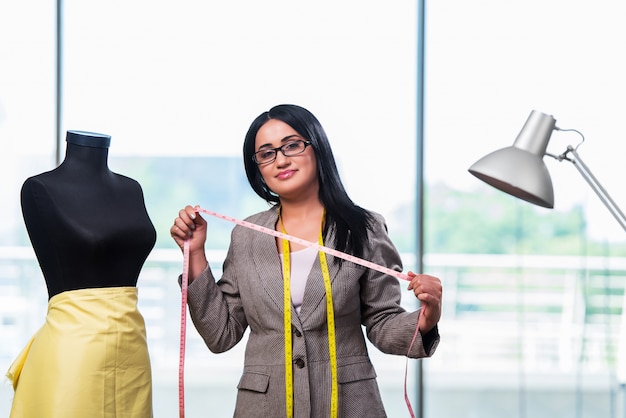 Sastre de mujer trabajando en ropa nueva