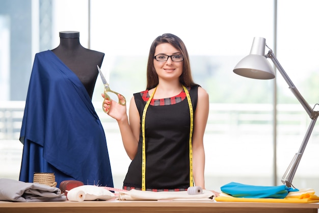 Sastre de mujer trabajando en ropa nueva