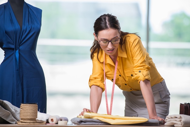 Sastre de mujer trabajando en ropa nueva