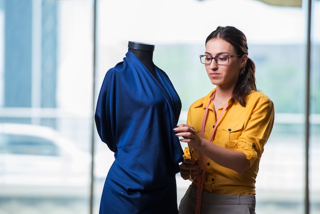 Foto sastre de mujer trabajando en ropa nueva