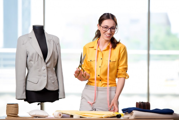 Foto sastre de mujer trabajando en ropa nueva