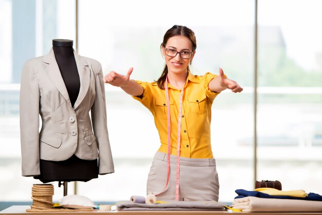 Foto sastre de mujer trabajando en ropa nueva