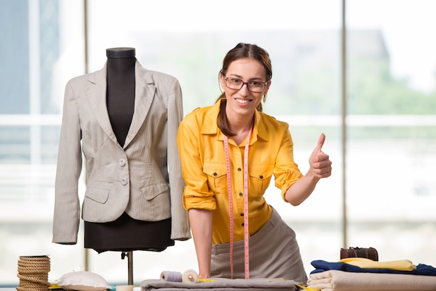 Sastre de mujer trabajando en ropa nueva