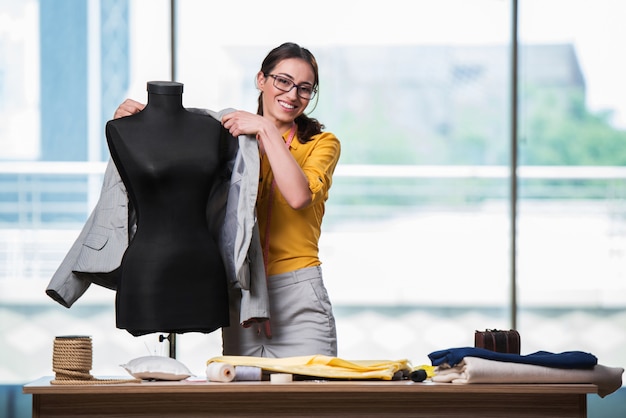 Sastre de mujer trabajando en ropa nueva