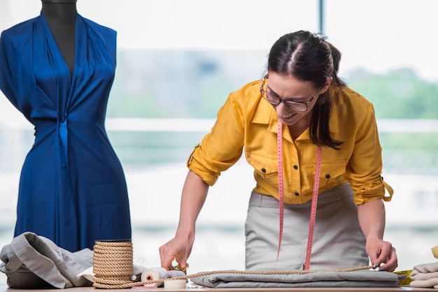 Sastre de mujer trabajando en ropa nueva