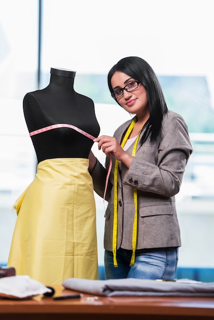 Foto sastre de mujer trabajando en ropa nueva