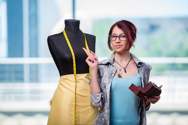 Foto sastre de mujer trabajando en su escritorio