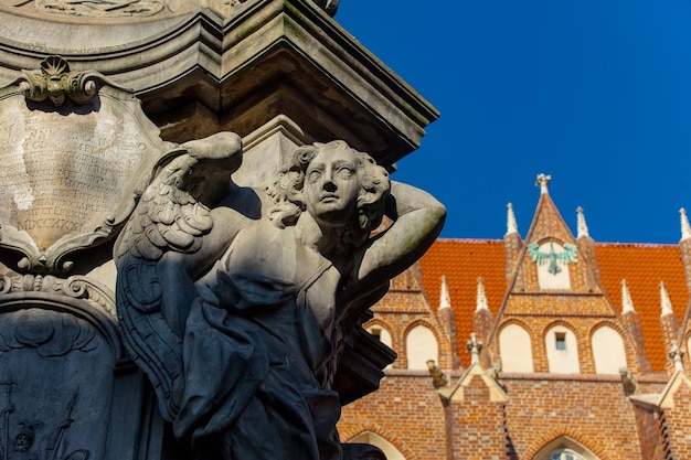 Satatue aus dem 19. Jahrhundert und auf der Dacharchitektur der Stiftskirche des Heiligen Kreuzes und des Hl. Bartholomäus in Breslau, Polen