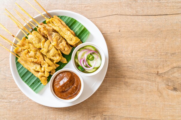 Satay de cerdo: cerdo a la parrilla servido con salsa de maní o salsa agridulce