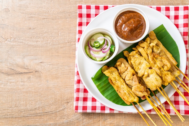 Satay de cerdo: cerdo a la parrilla servido con salsa de maní o salsa agridulce