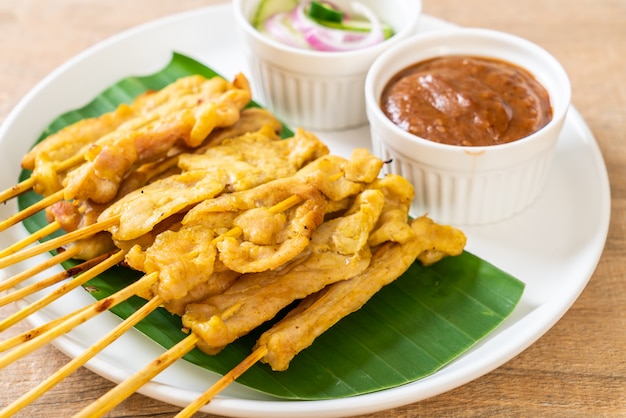 Satay de cerdo: cerdo a la parrilla servido con salsa de maní o salsa agridulce