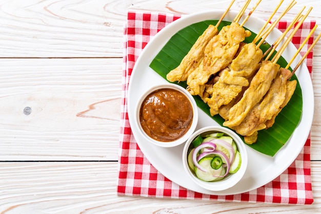 Satay de cerdo: cerdo a la parrilla servido con salsa de maní o salsa agridulce