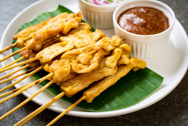 Satay de cerdo: cerdo a la parrilla servido con salsa de maní o salsa agridulce